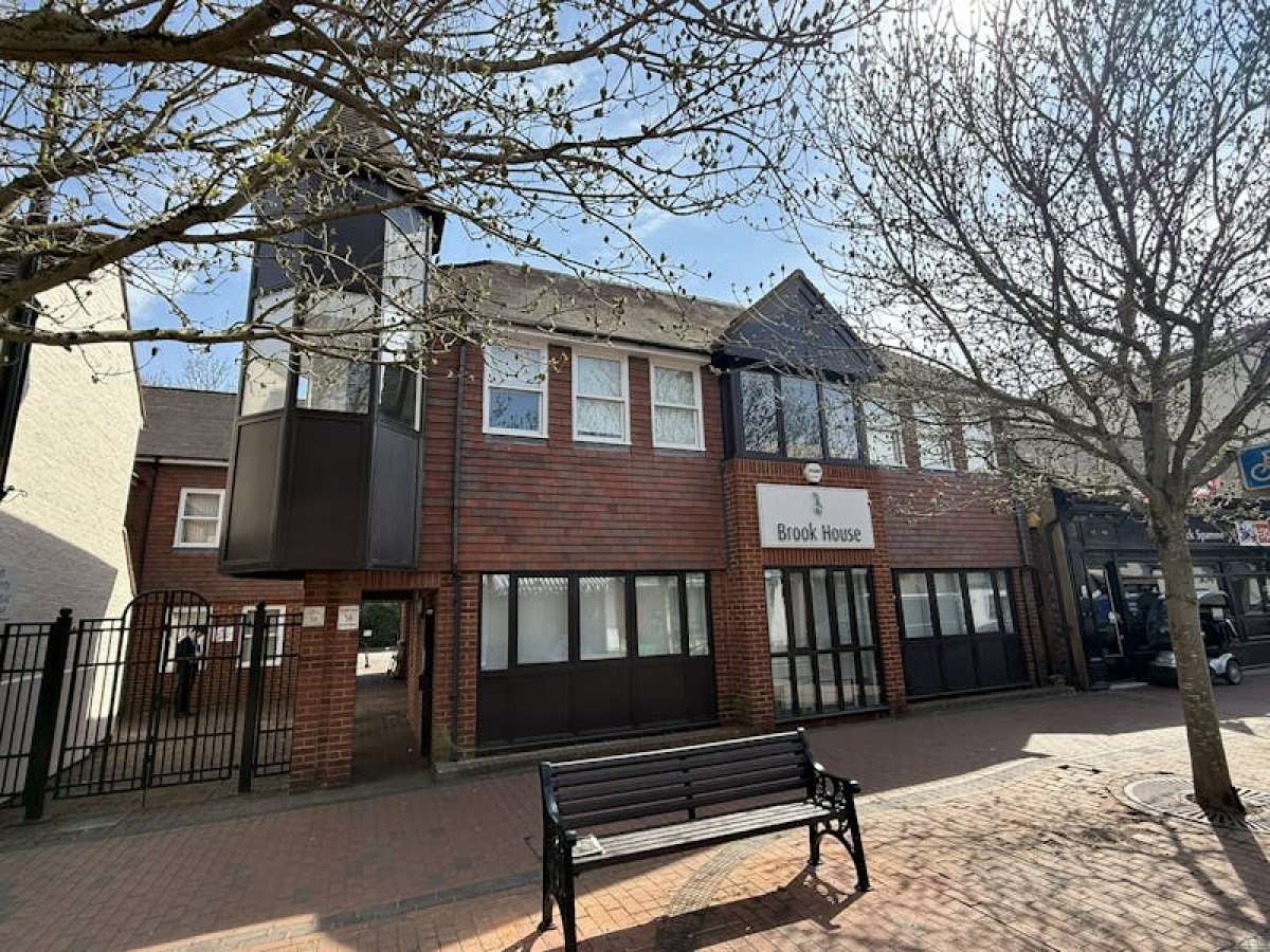 Office in Chertsey - photo 2