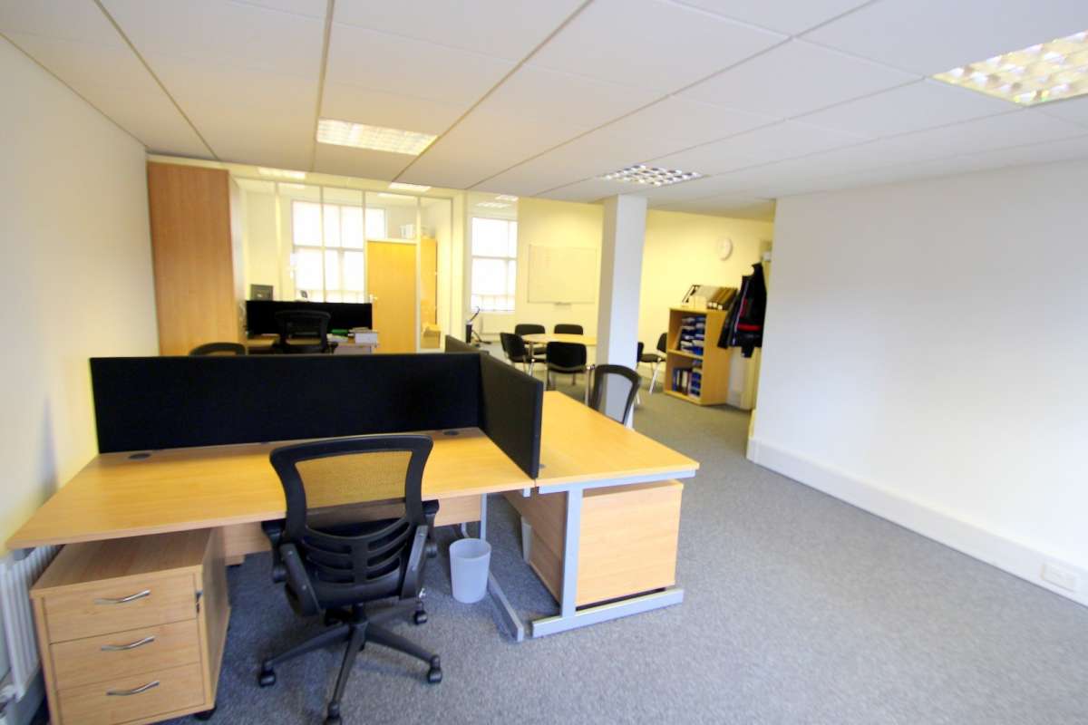 Office in Crawley - photo 2