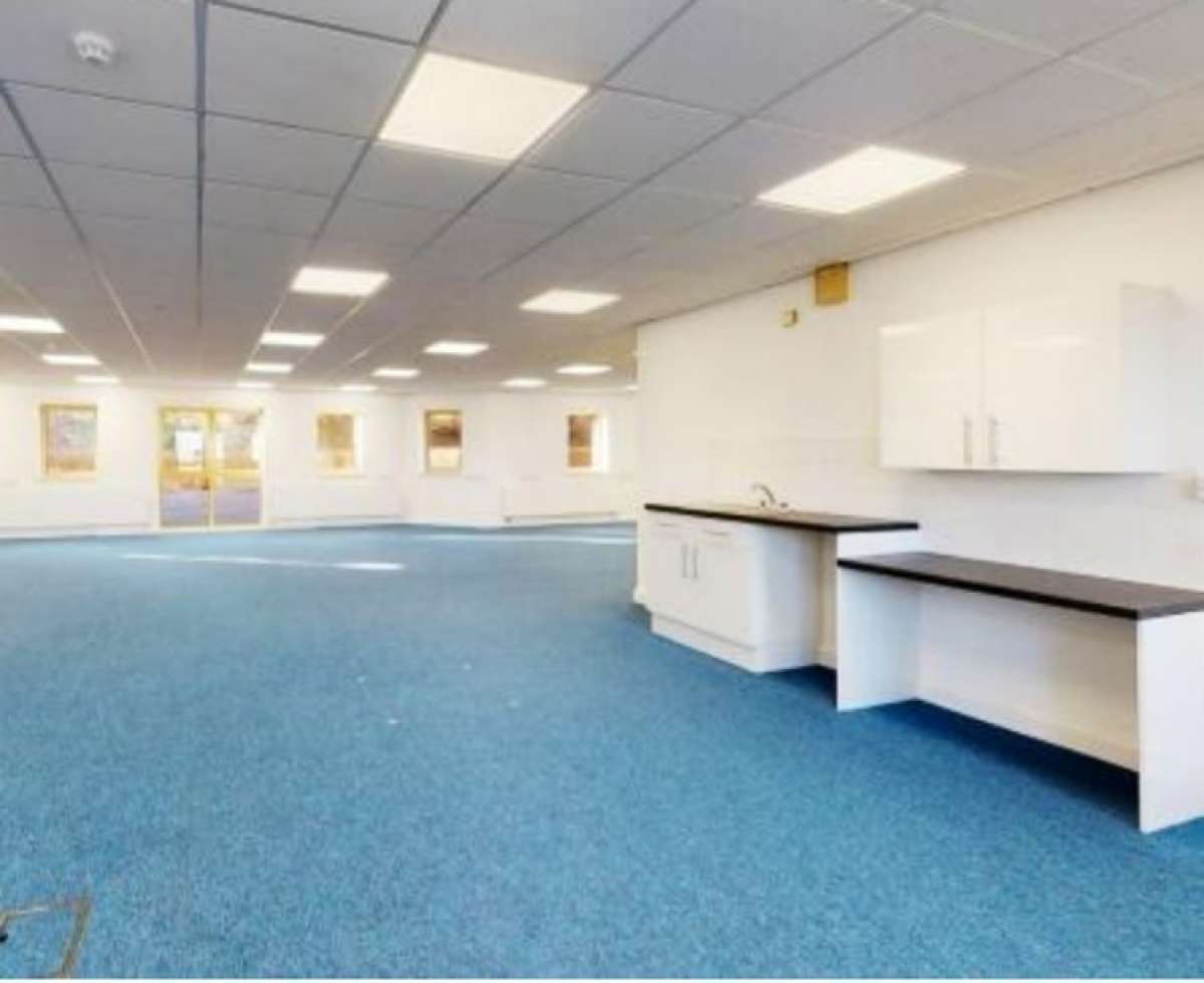 Office in Sowton Industrial Estate - photo 2