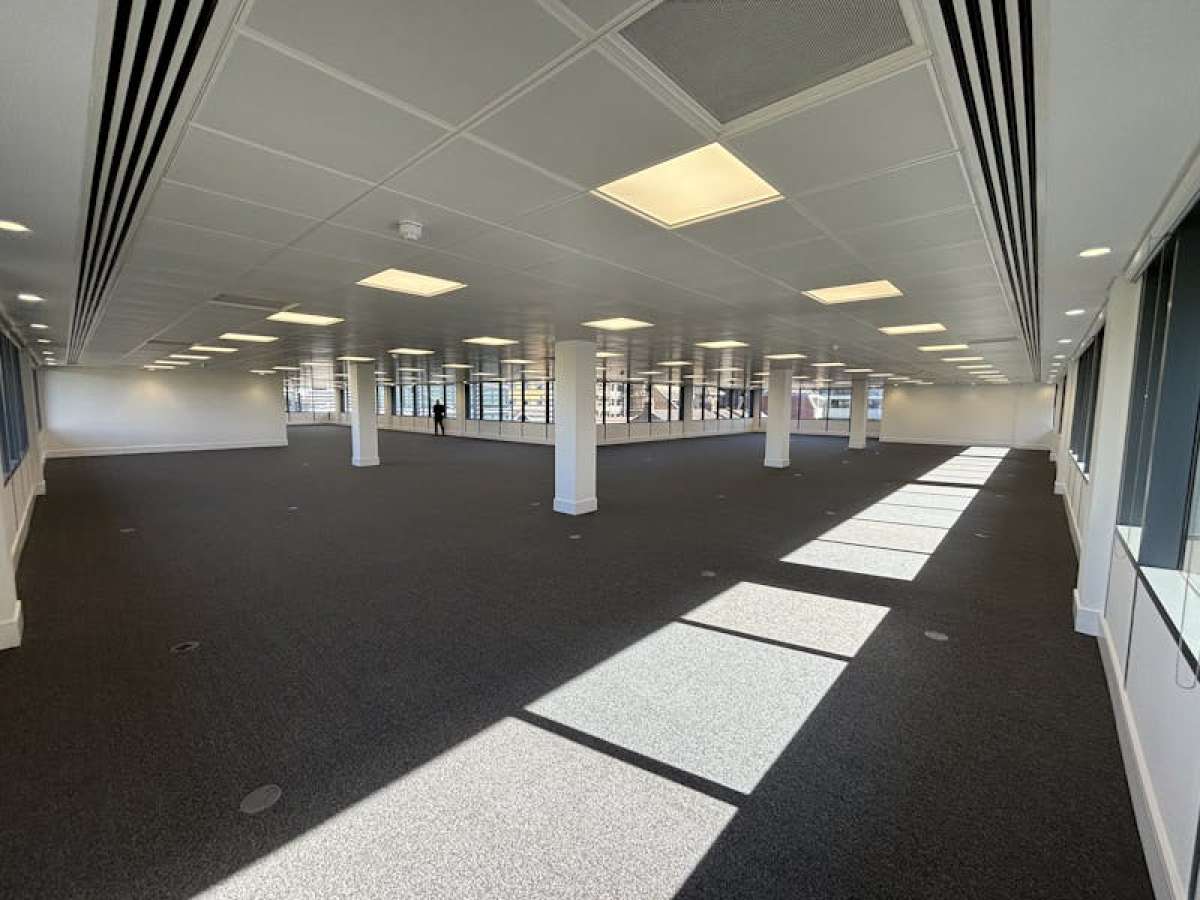 Office in Woking - photo 4