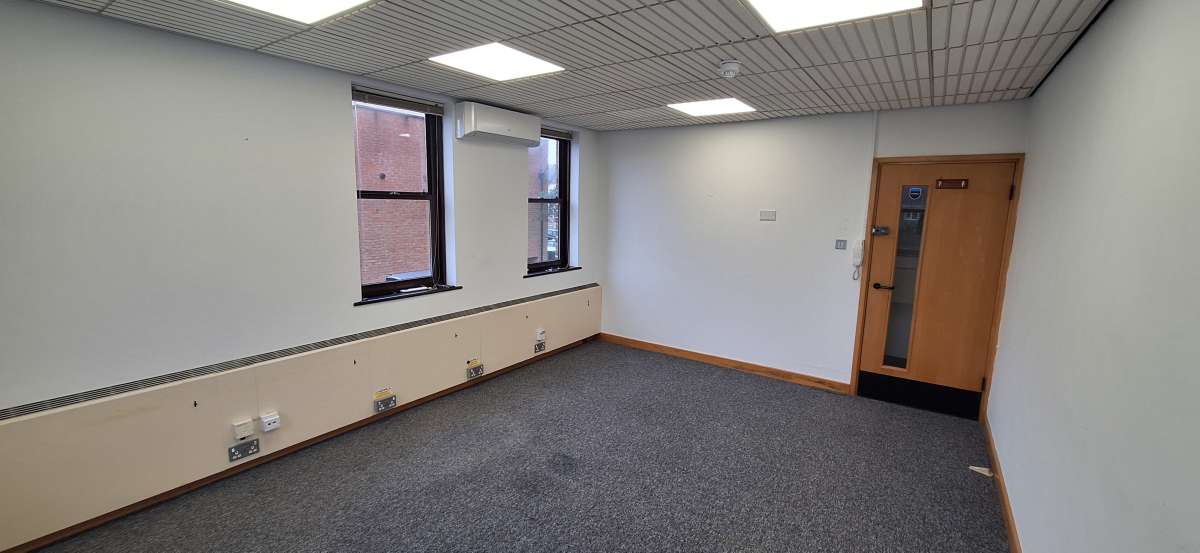 Office in 54 Queen Street Horsham - photo 3