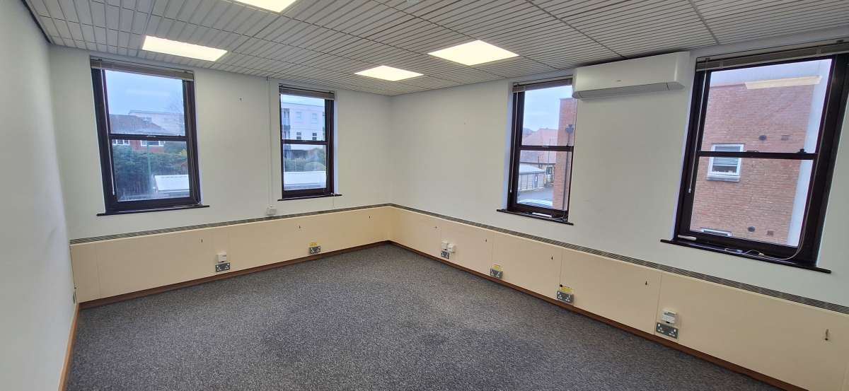 Office in 54 Queen Street Horsham - photo 4