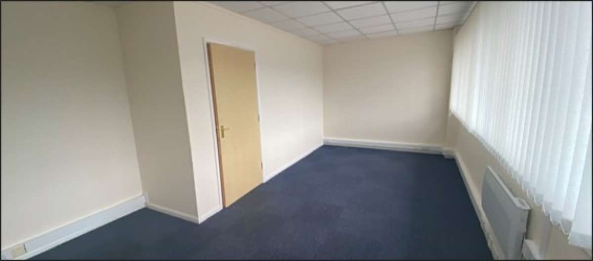 Office in Raynesway - photo 2
