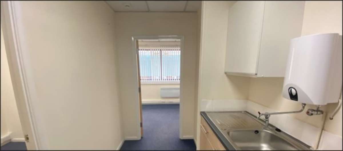 Office in Raynesway - photo 3
