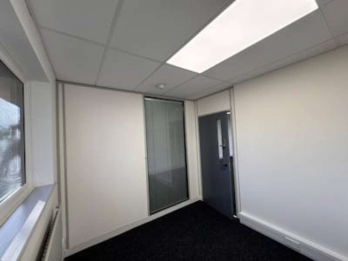 Office in Fareham - photo 3