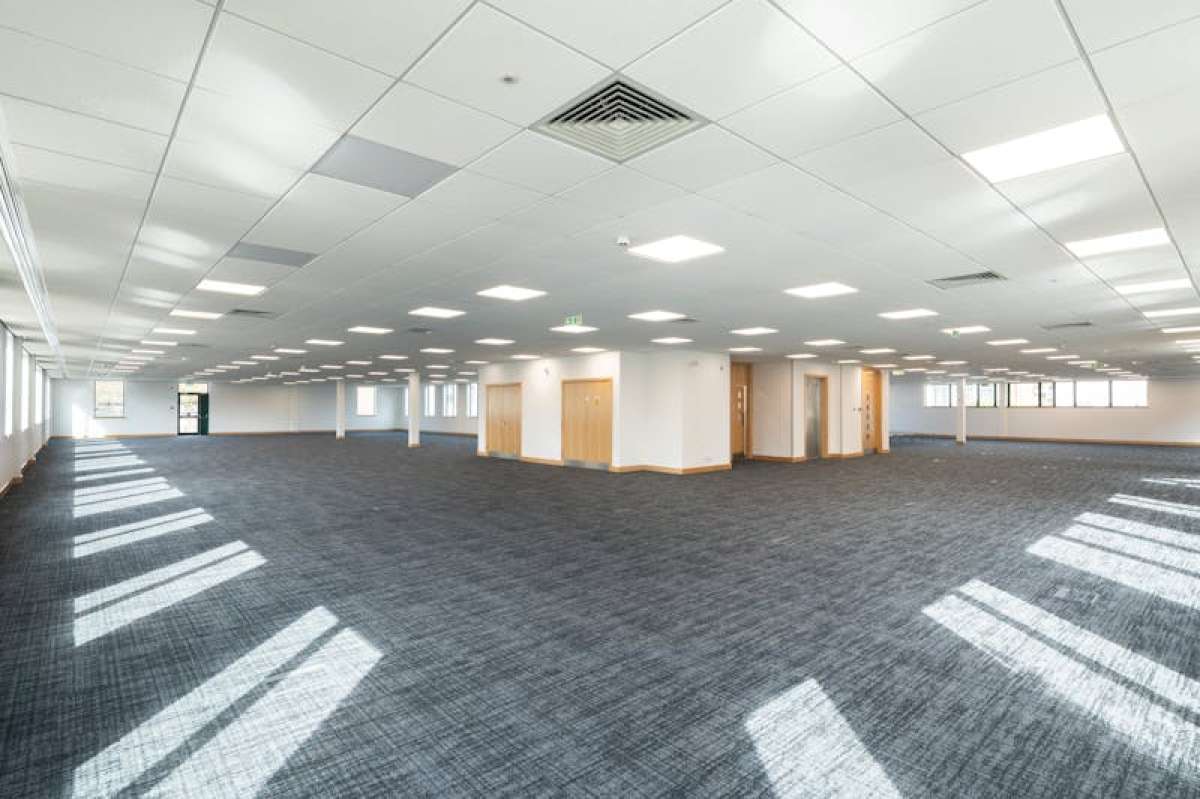 Office in Chertsey - photo 3