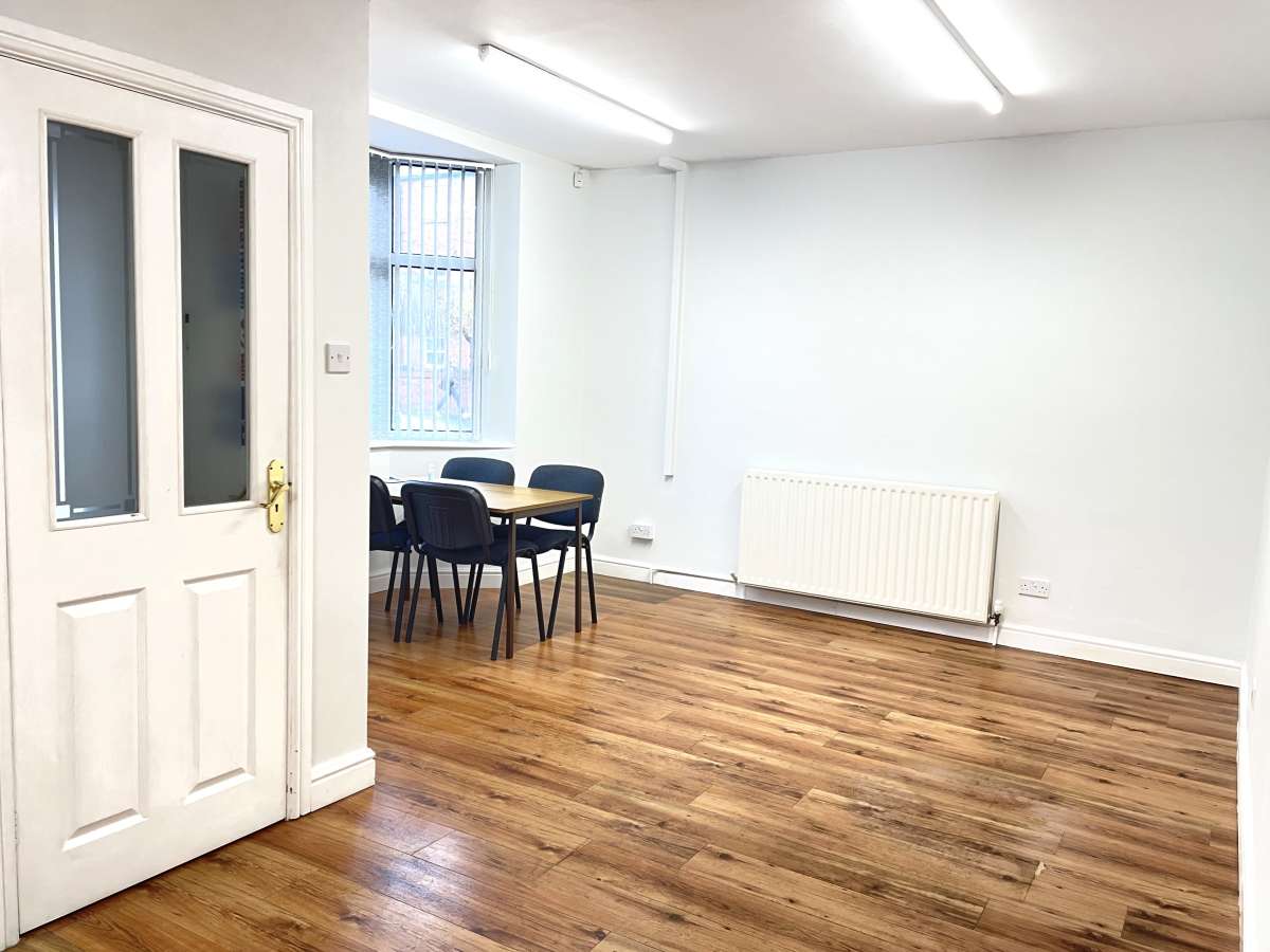 Office in Burton On Trent - photo 4