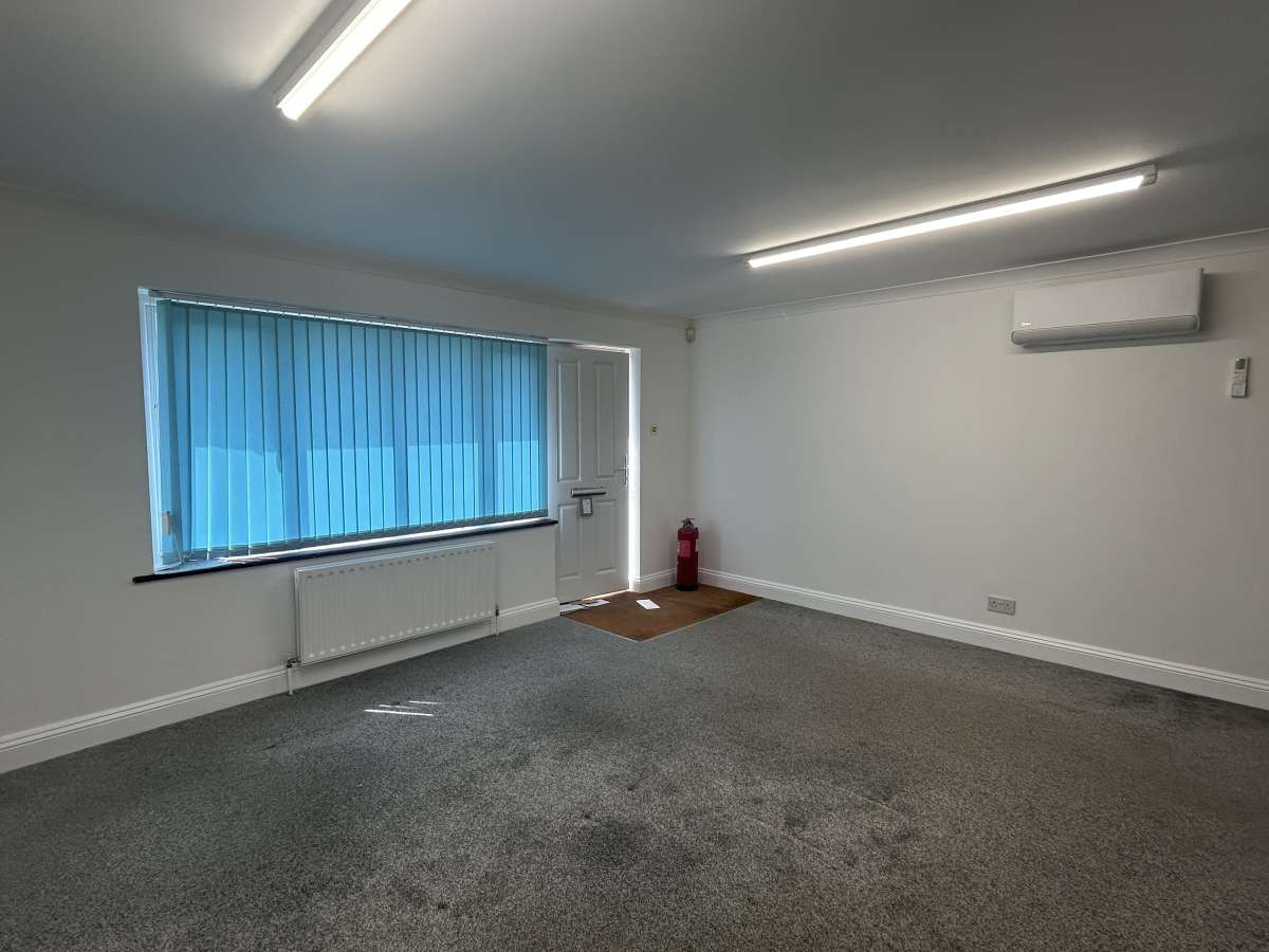 Office in Rainham - photo 2