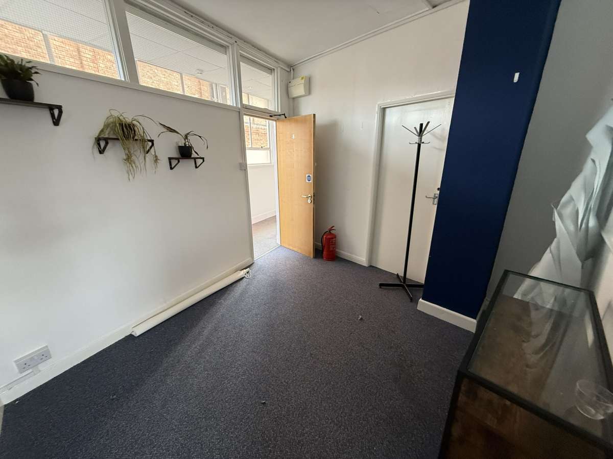 Office in Hinckley - photo 4