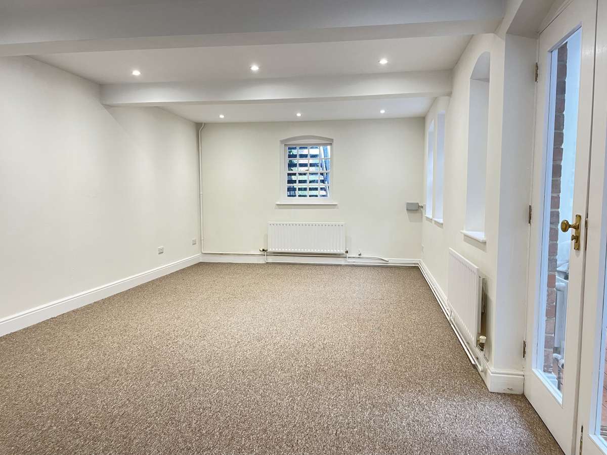 Office in Burton On Trent - photo 4