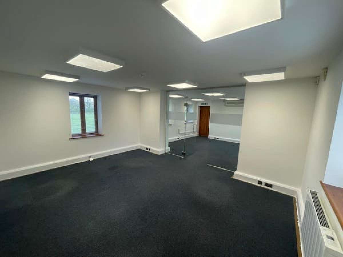 Office in Bromsgrove - photo 2