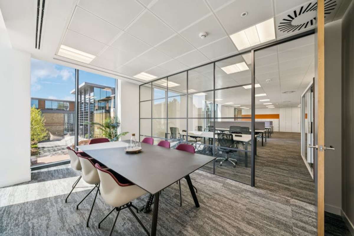 Office in Staines - photo 4