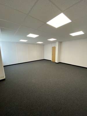 Office in West Bromwich - photo 2