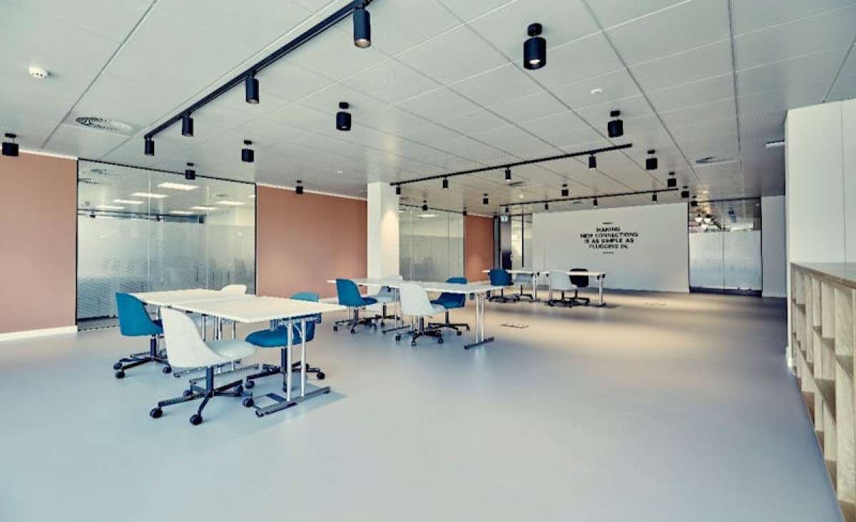 Office in Woking - photo 4