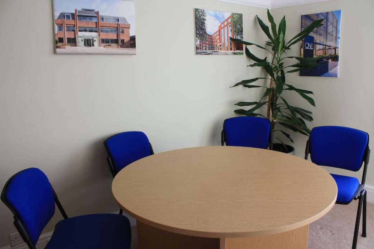 Office in Chertsey - photo 2