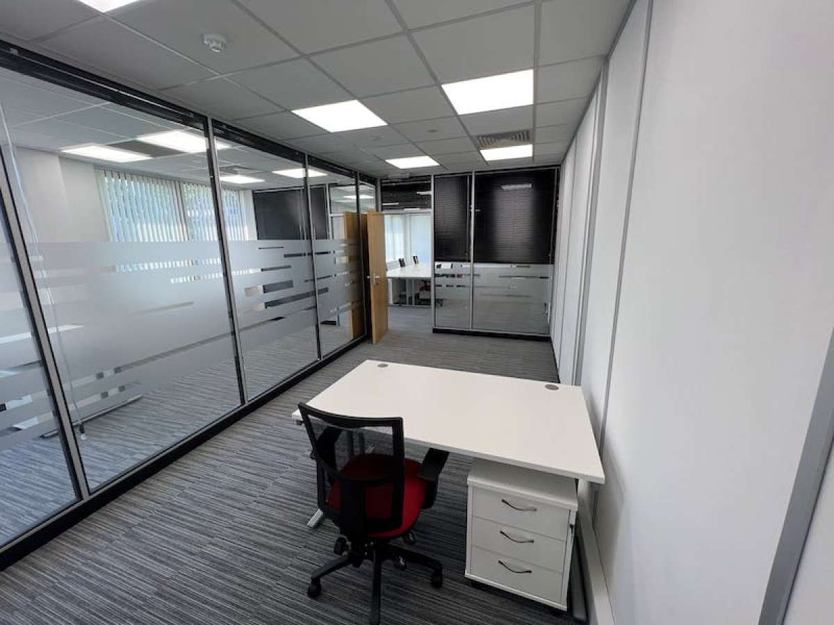 Office in Crawley - photo 2