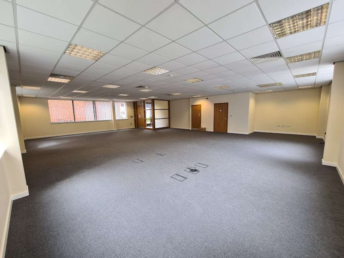 Office in Weybridge - photo 2