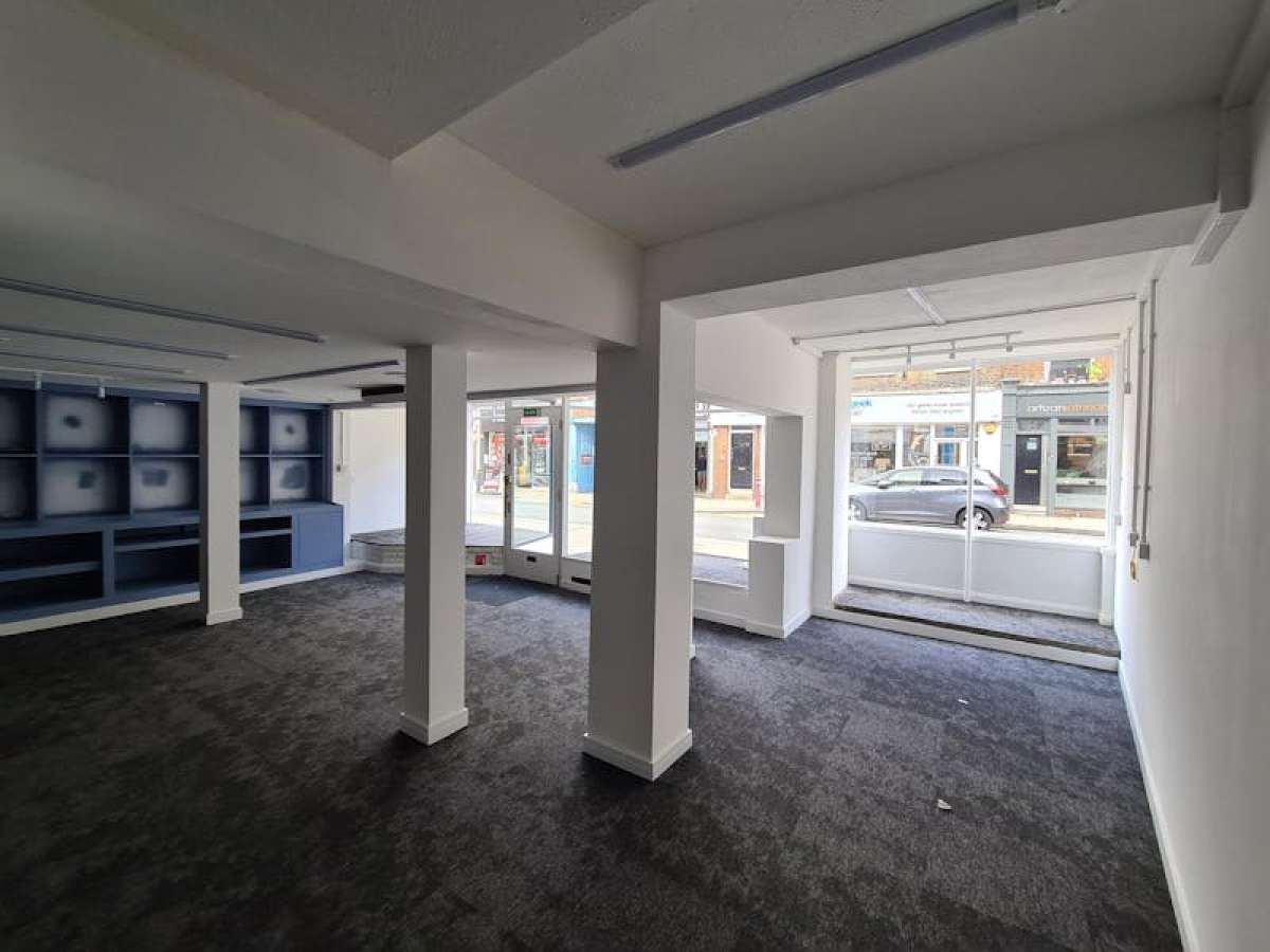 Retail/Shop in Chertsey - photo 3