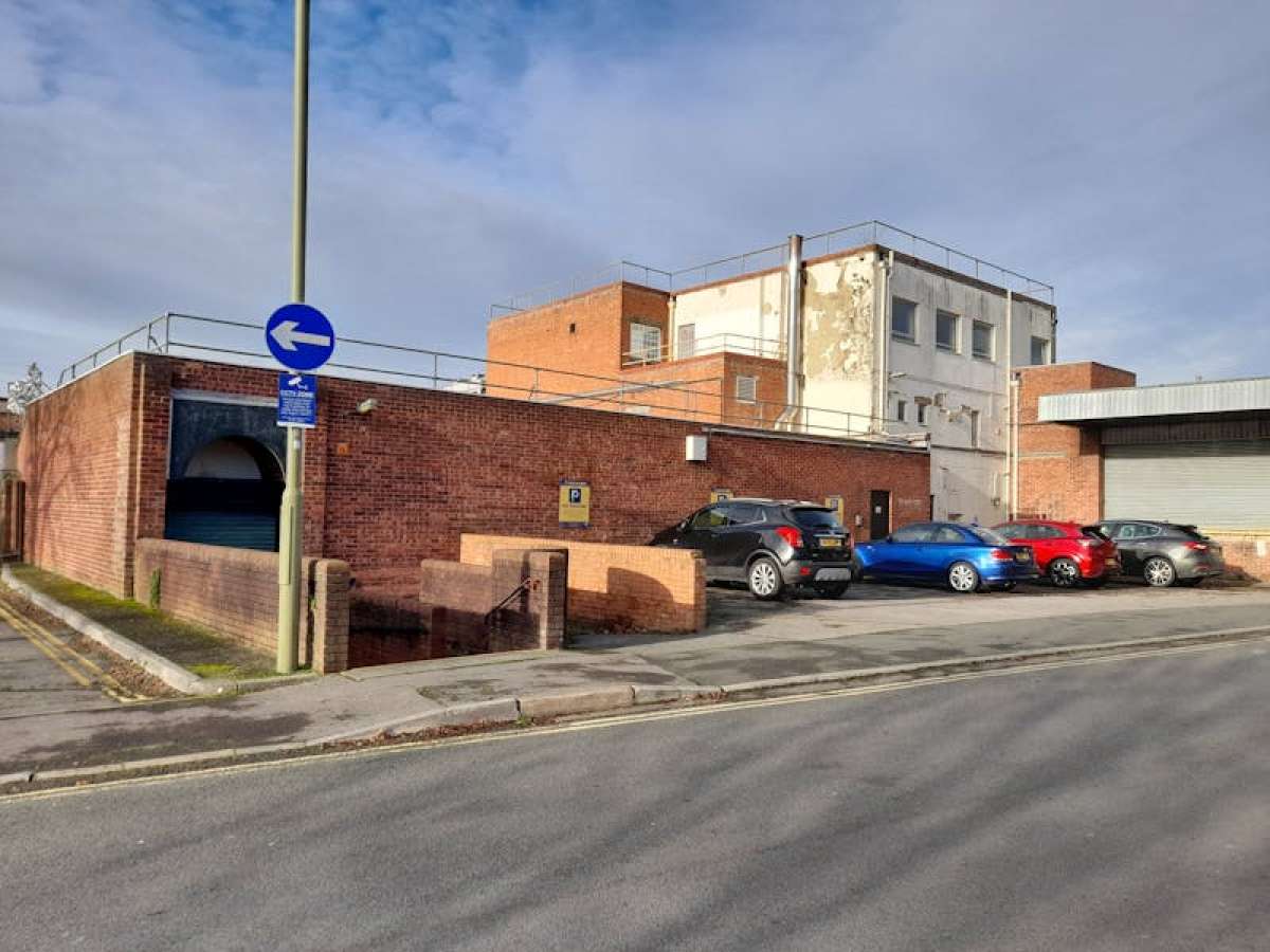 Retail/Shop in Andover - photo 2