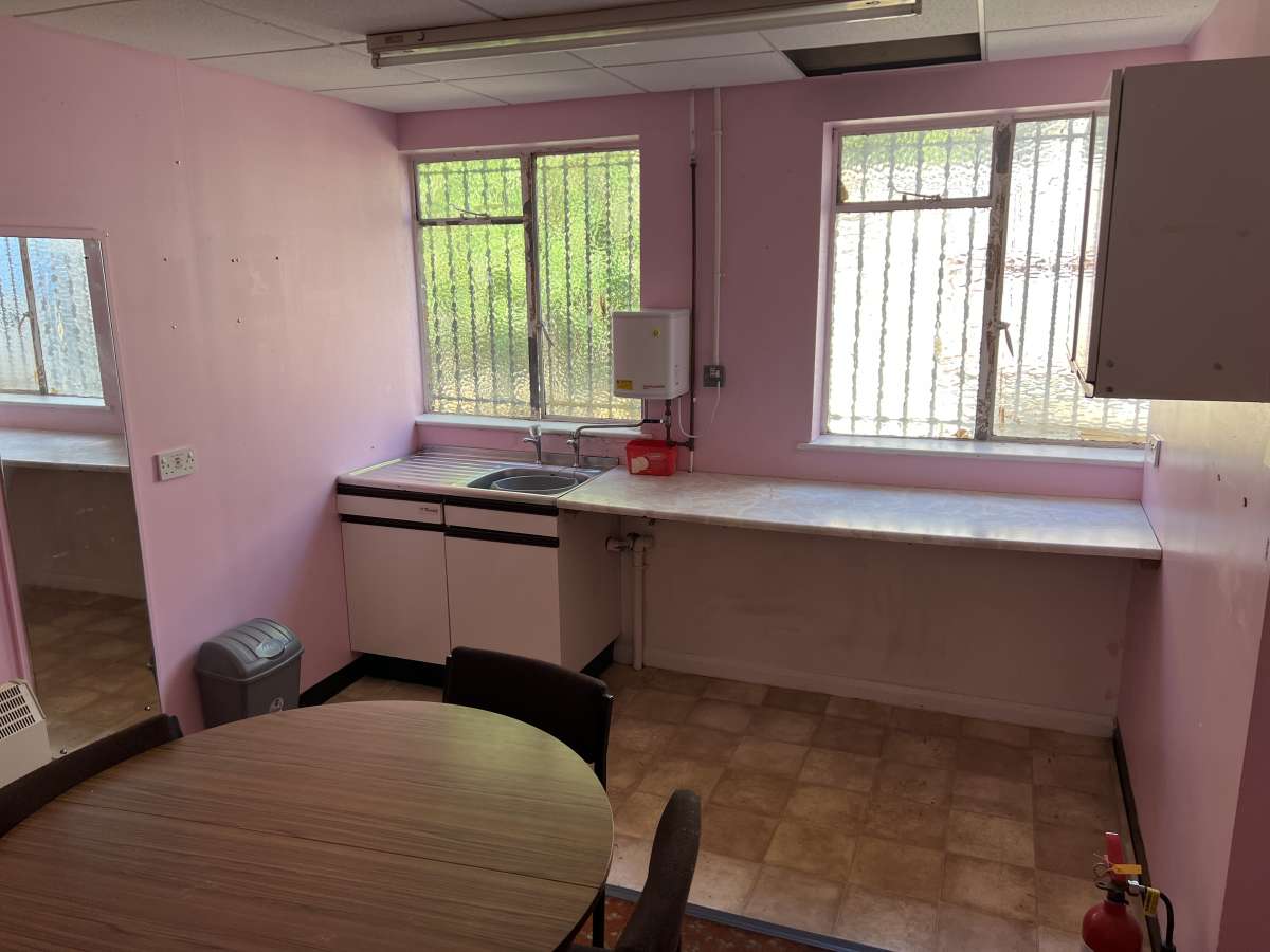 Retail/Shop in Whitby - photo 4