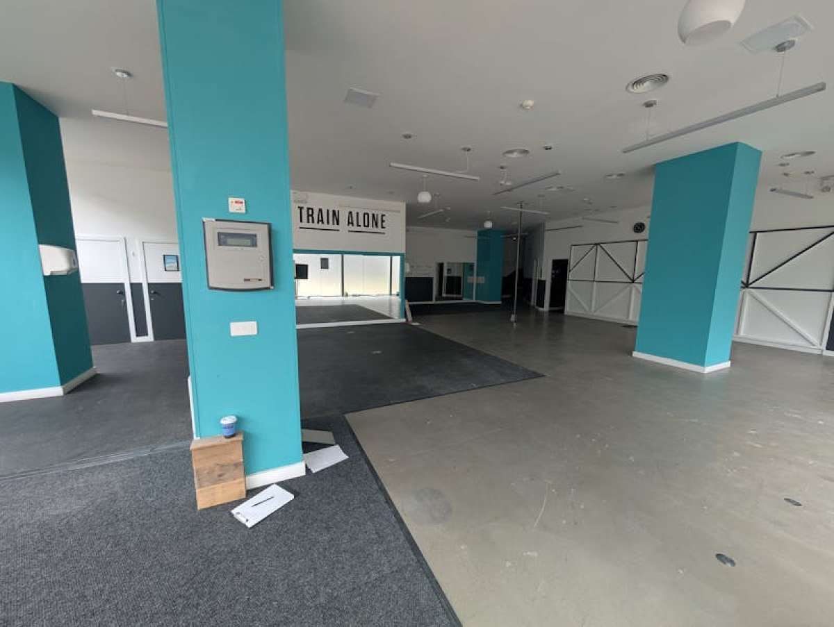 Retail/Shop in Woking - photo 3