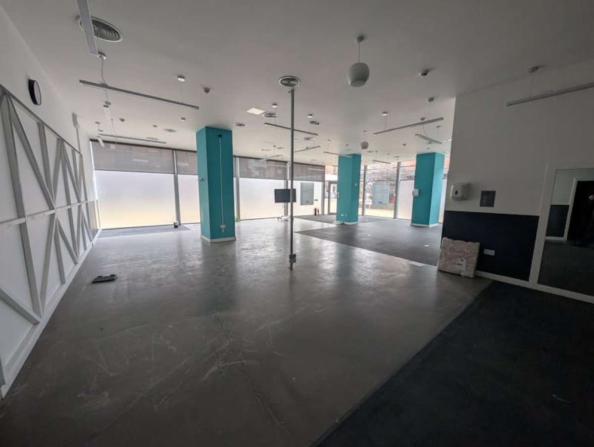 Retail/Shop in Woking - photo 4