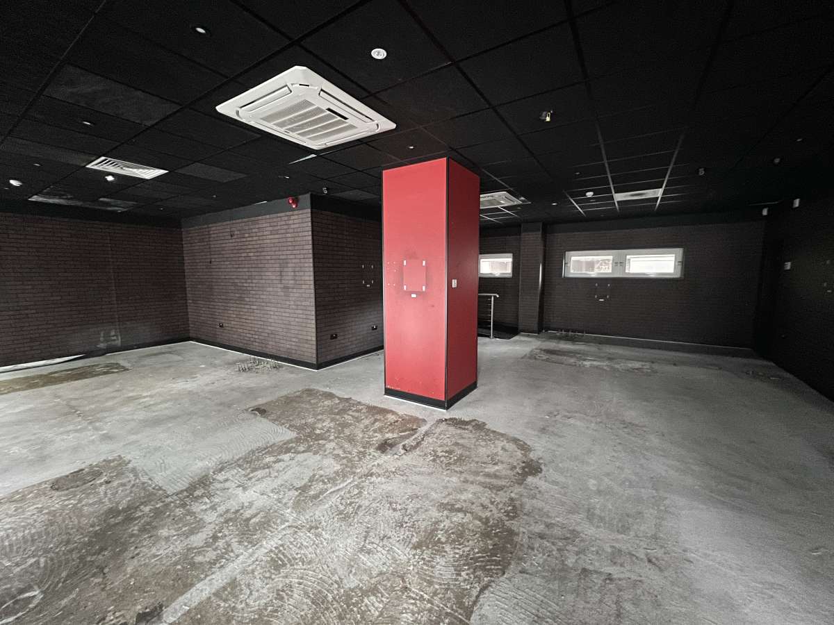 Retail/Shop in Croydon - photo 4