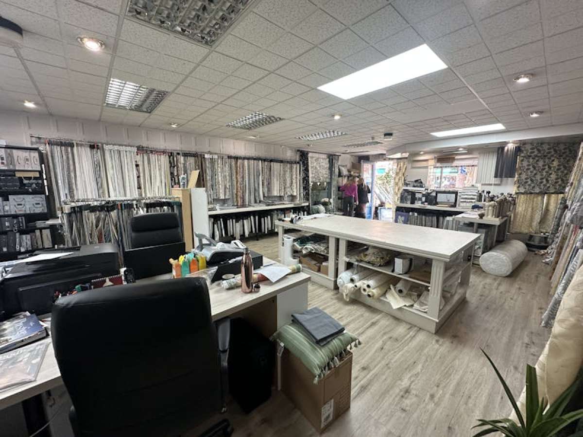 Retail/Shop in Alton - photo 3