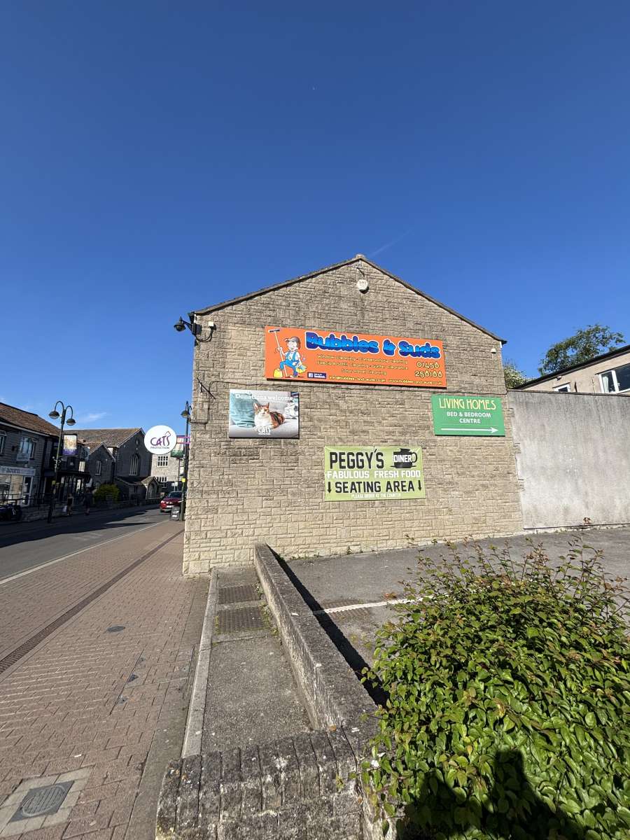 Retail/Shop in Street - photo 2