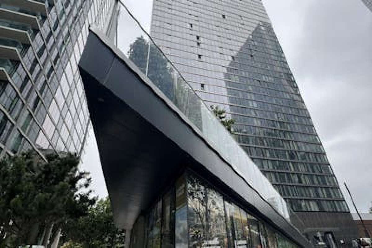 Retail/Shop in London - photo 4