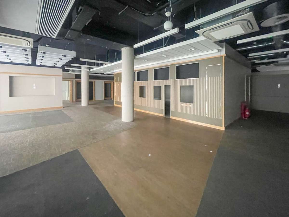 Retail/Shop in Farnborough - photo 3