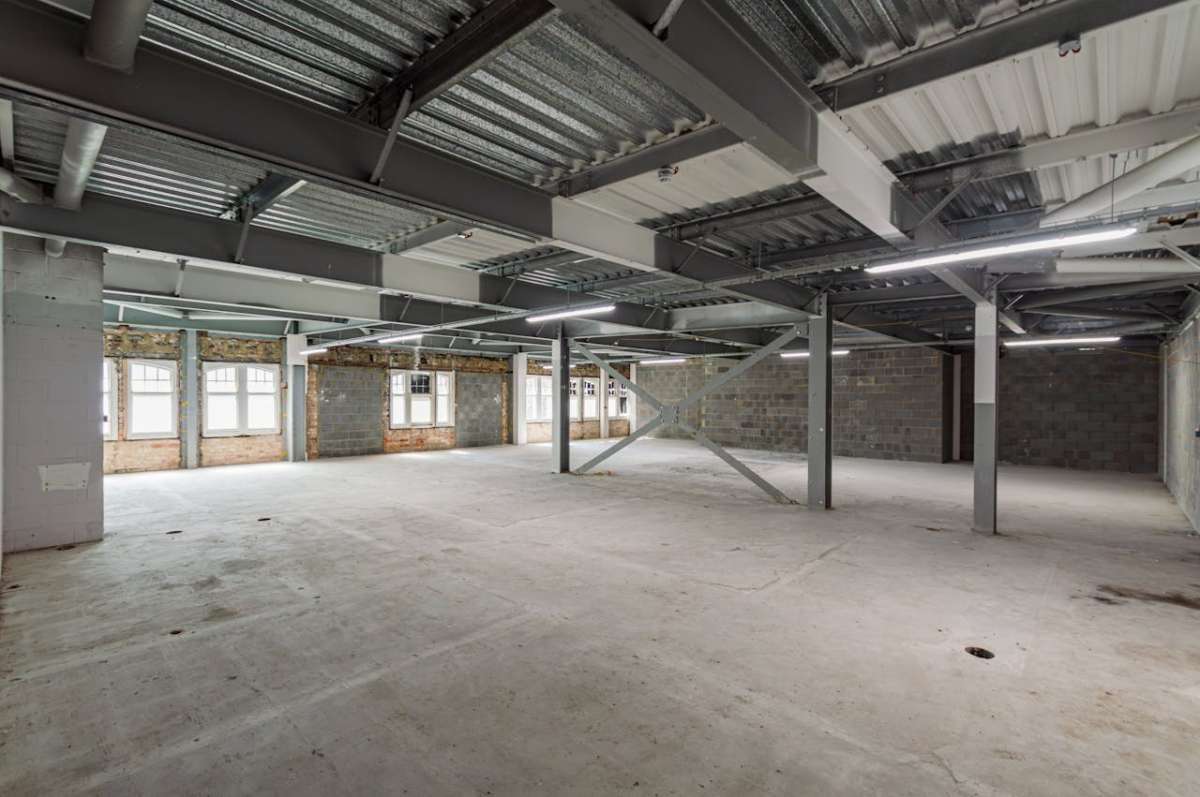 Retail/Shop in Bournemouth - photo 2