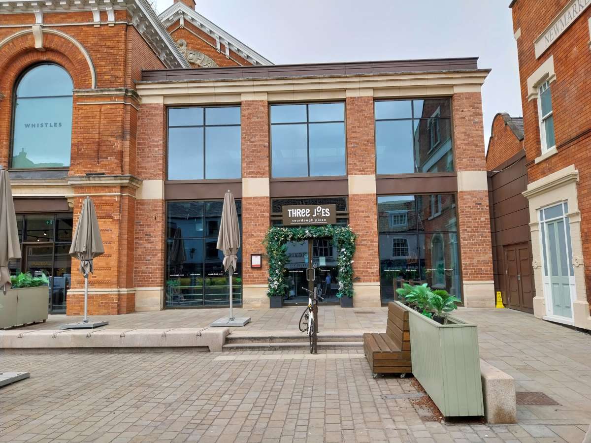 Retail/Shop in Lincoln - photo 2