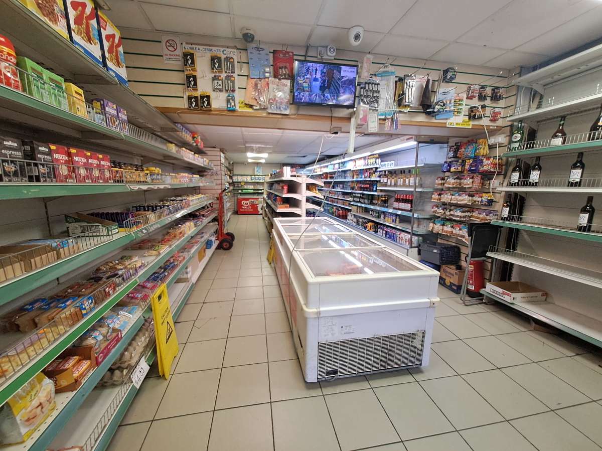 Retail/Shop in London - photo 4