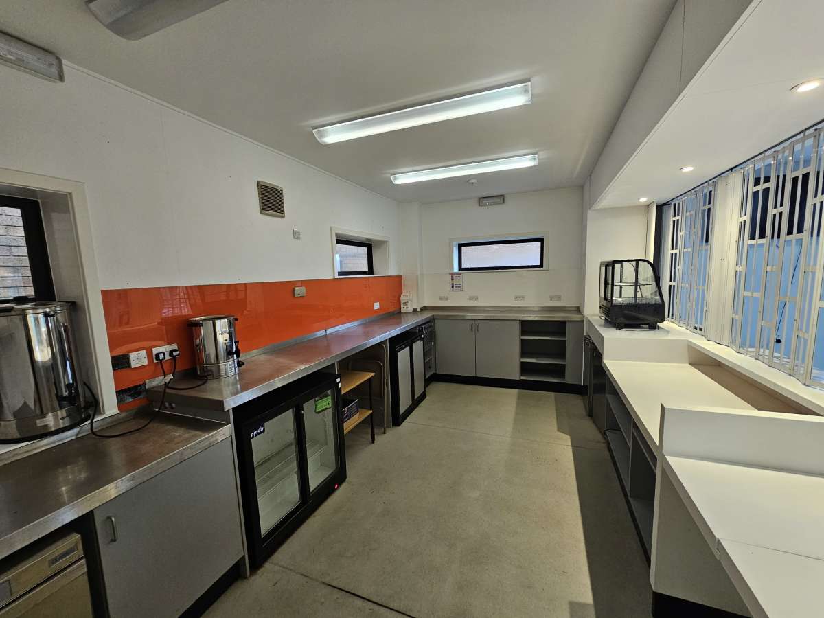 Retail/Shop in Rochester - photo 3