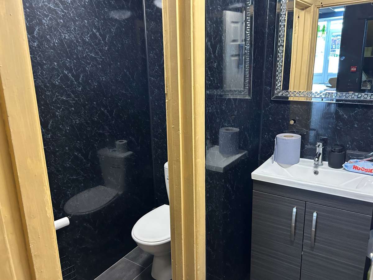 Retail/Shop in Plymouth - photo 2