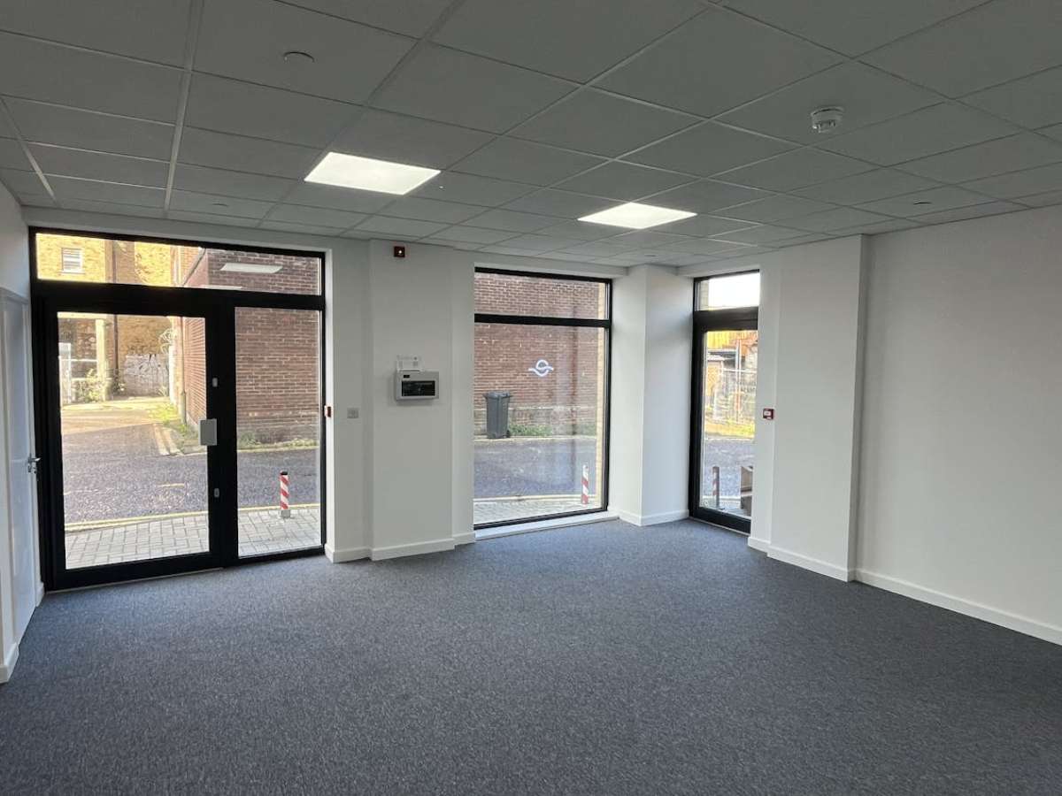 Retail/Shop in Eastleigh - photo 3