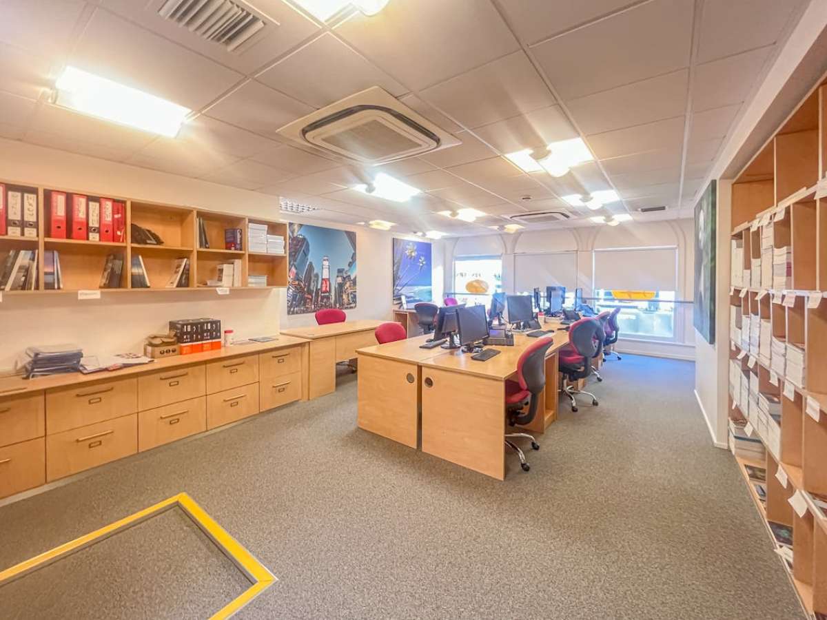 Retail/Shop in Bournemouth - photo 3