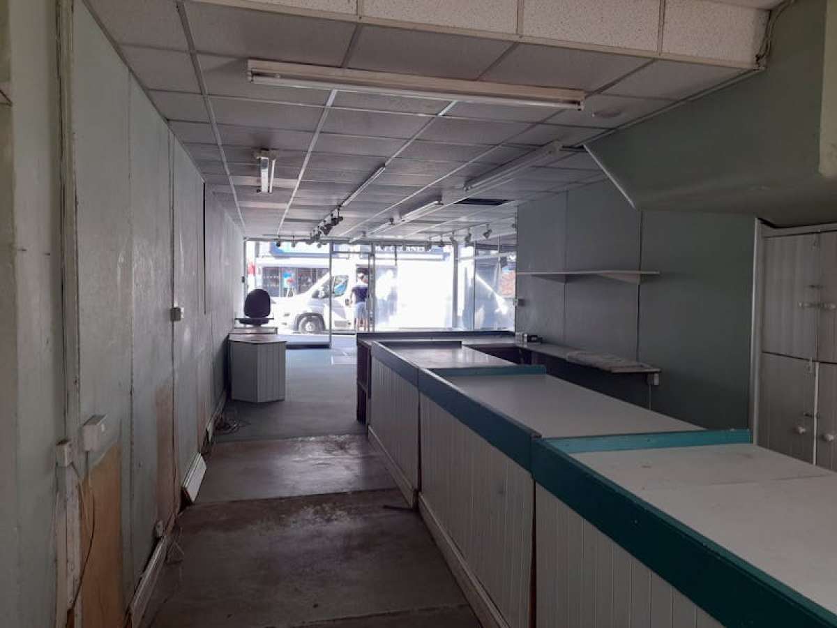 Retail/Shop in Worcester Park - photo 3