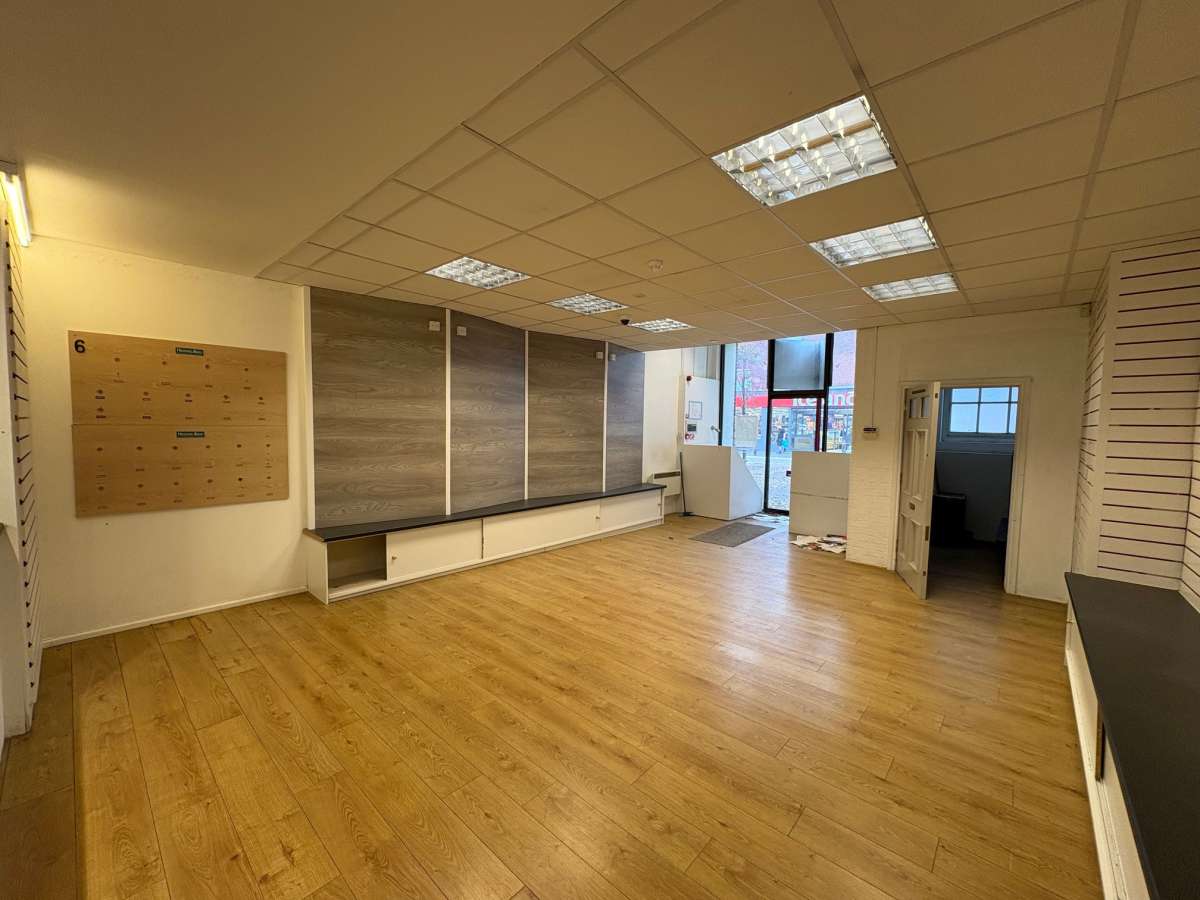 Retail/Shop in Alton - photo 2