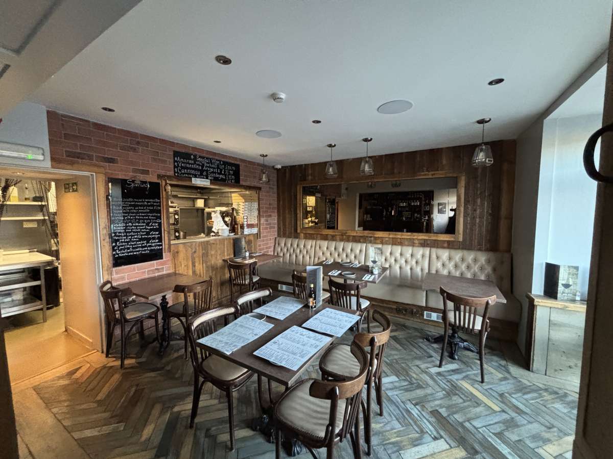 Retail/Shop in Greetland - photo 2