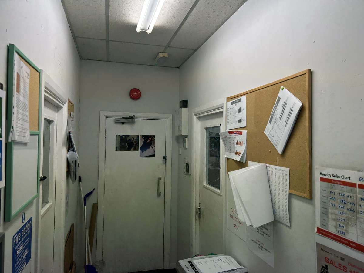 Retail/Shop in Epsom - photo 3