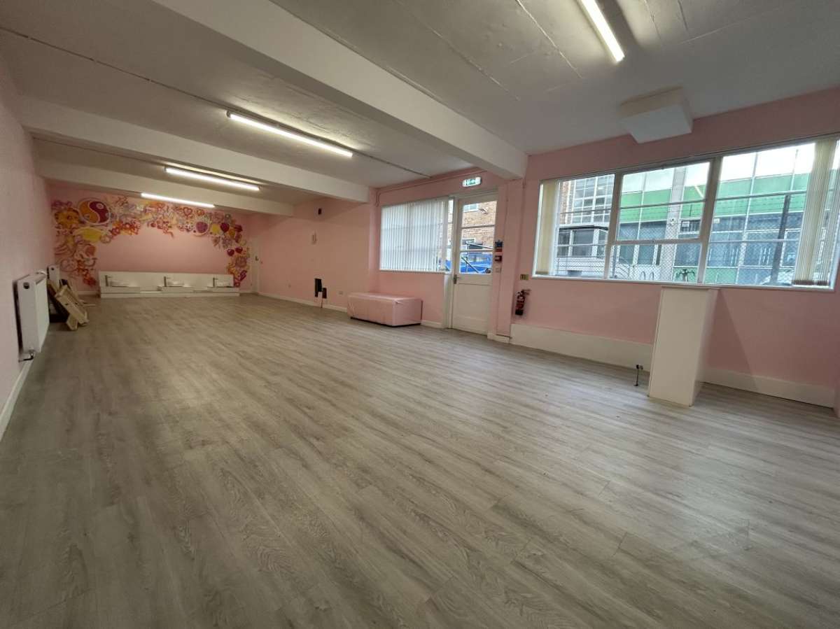 Retail/Shop in Plymouth - photo 4