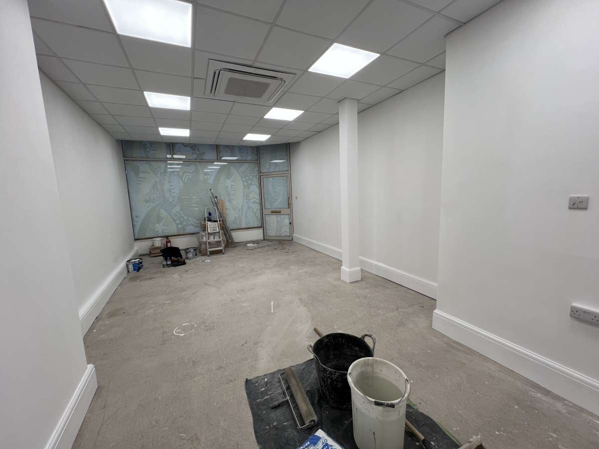 Retail/Shop in London - photo 3