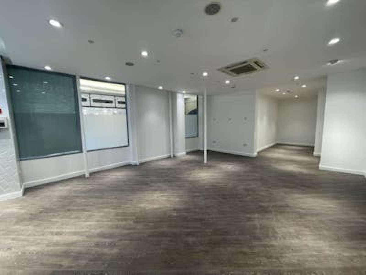 Retail/Shop in London - photo 3