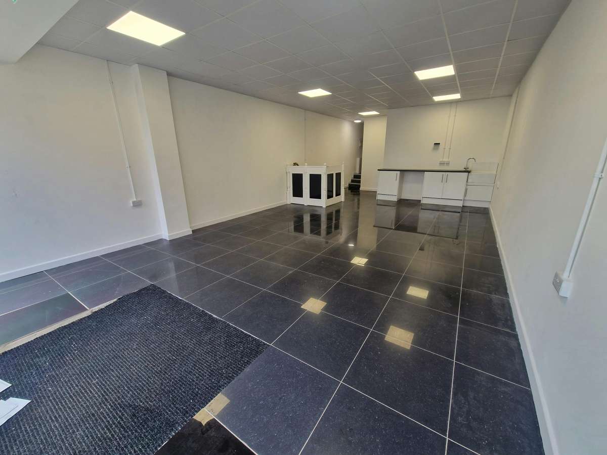 Retail/Shop in Waterlooville - photo 2