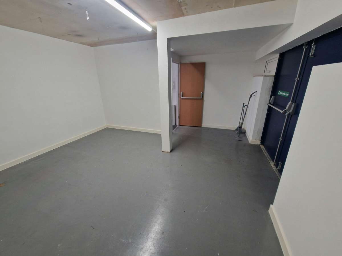 Retail/Shop in Waterlooville - photo 3