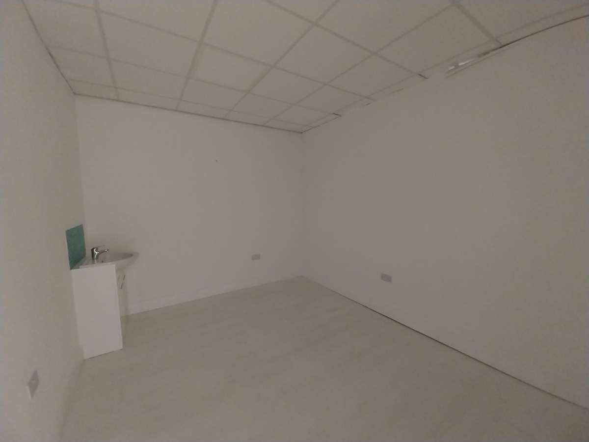 Retail/Shop in Bourne - photo 2