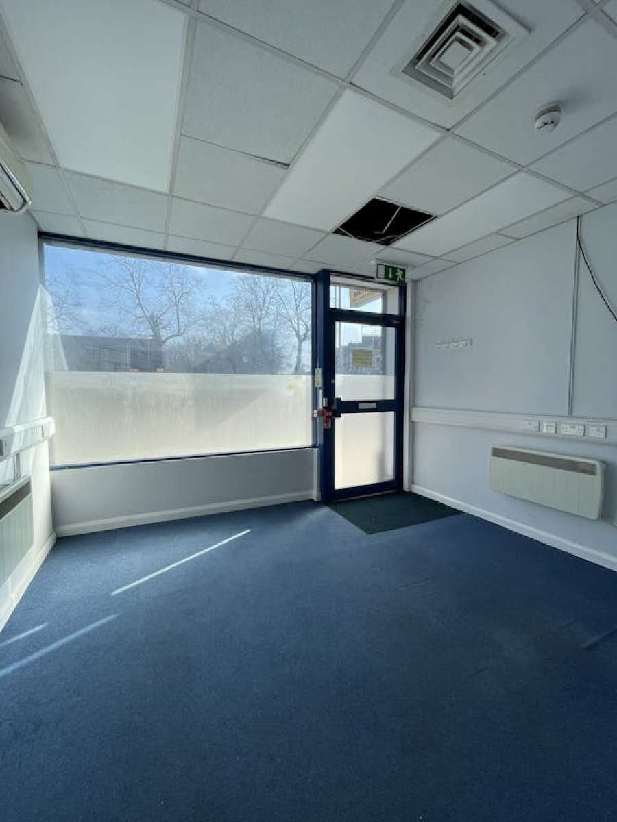 Retail/Shop in Stoke Newington - photo 2