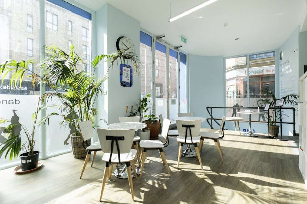 Retail/Shop in London - photo 2